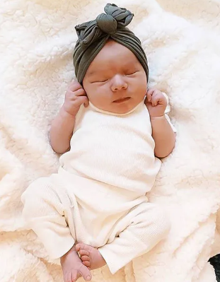 Pălărie moale pentru nou-născut – Față drăguță în stil turban